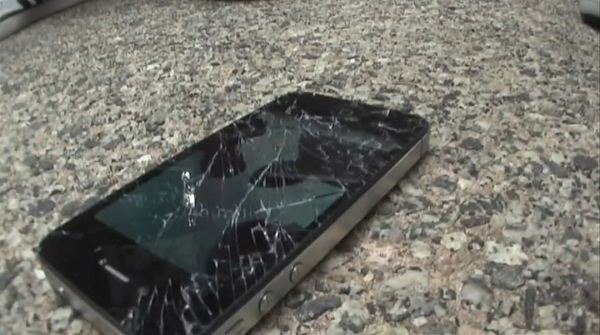 Apple iPhone 4S i Samsung Galaxy S II - crash test