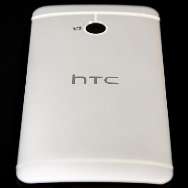 HTC One - tył