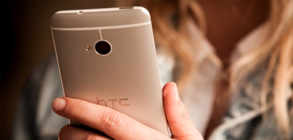 HTC One - tył
