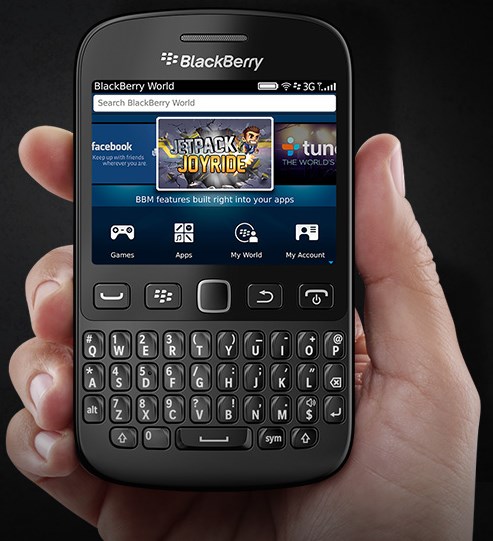 BlackBerry 9720 - czarny, front, w dloni