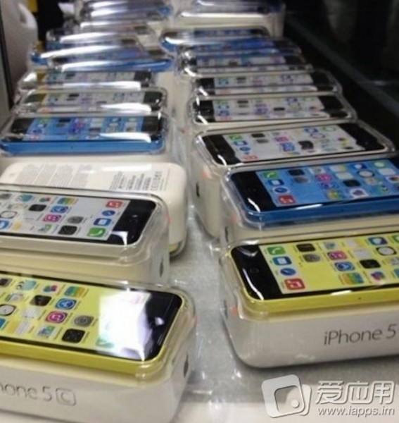 Apple iPhone 5C - pudełka w fabryce