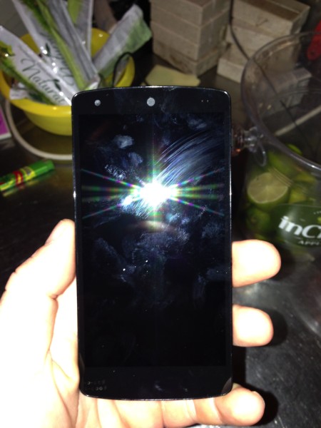 LG Nexus 5 - front z fleszem