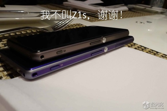 Sony Xperia Z1s obok Sony Xperia Z1 - z boku