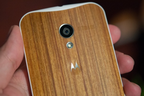 Motorola Moto X - bamboo w dłoni
