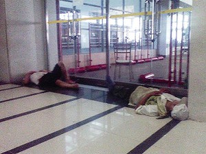 Pracownicy Pegatron spią zmęczeni w fabryce