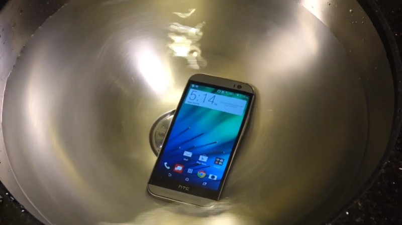 HTC One (M8) - w misce z wodą