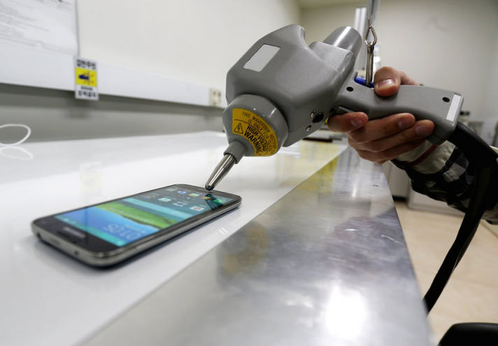 Samsung Galaxy S5, test - elektryczność statyczna