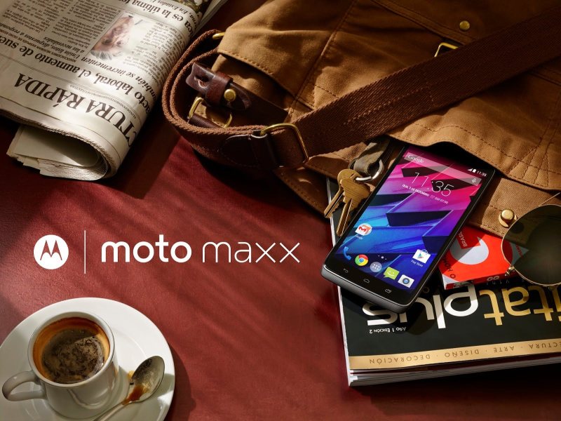 Motorola Moto Maxx przy kawie