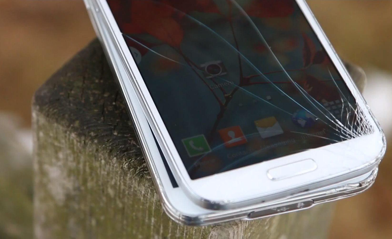 Экран в углу смартфона. Битый Samsung Galaxy s3. Трещина на стекле смартфона. Сломанный смартфон. Трещина на дисплее смартфона.